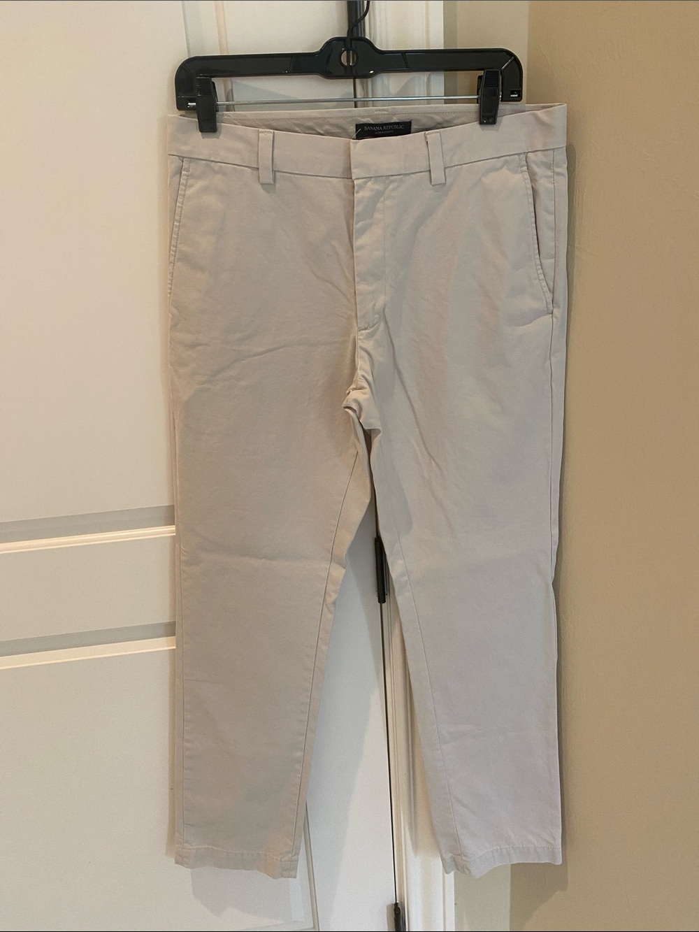 Banana Republic light beige Aiden Chino pants 31 x 32
